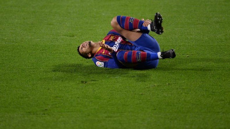 El uruguayo del Barcelona Araujo sufre un esguince de tobillo