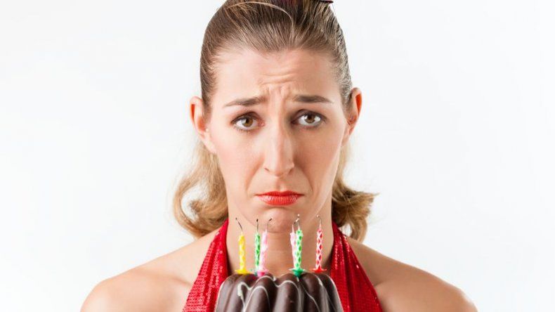 ¿Por qué no debemos soplar las velitas del pastel?