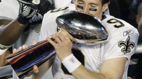 Brees aprueba examen físico y firma contrato por 100 millones