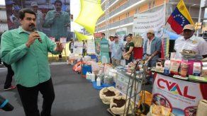 Maduro recorre centro de Caracas y acusa a oposición reunida en este capitalino