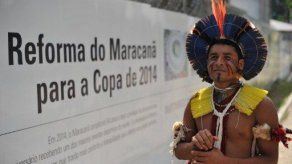Indígenas brasileños reclaman tierras frente al mítico Maracaná