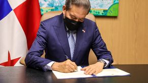 Presiedente Laurentino Cortizo le dio su aval a ley que permite la reelección a rectora de la Unachi por dos periodos más.