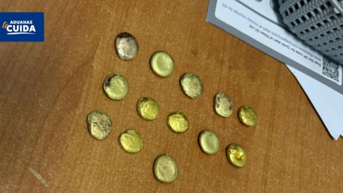 Autoridad de Aduanas retiene presunto oro fundido. Autoridad de Aduanas retiene presunto oro fundido.