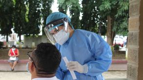 Personal de Salud toma una muestra de hisopado para detectar covid-19.