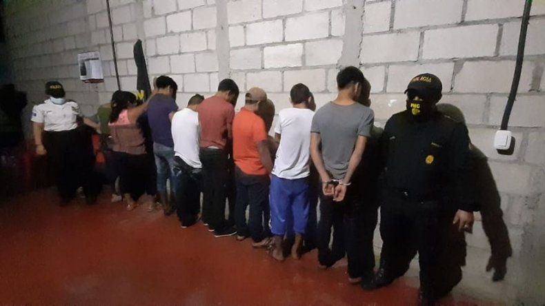 Detienen a 15 personas por fiesta que incumple prohibición por pandemia en Guatemala