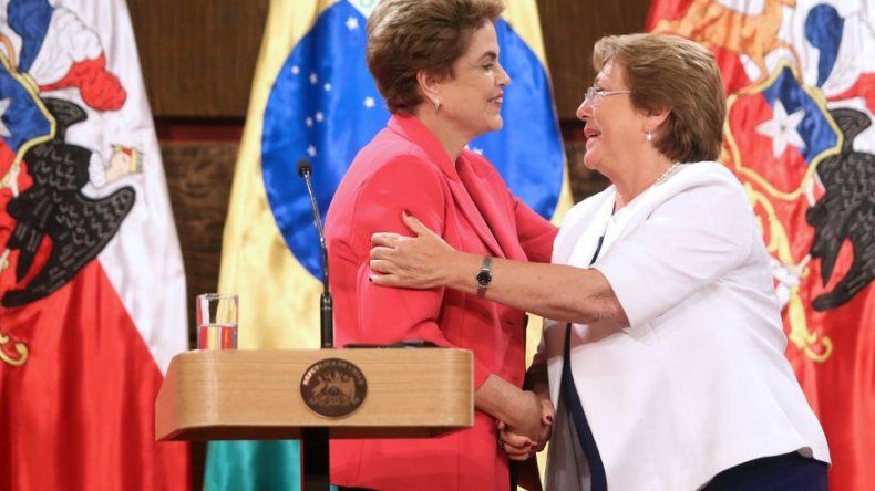 Michelle Bachelet califica a Dilma Rousseff de mujer honesta y responsable