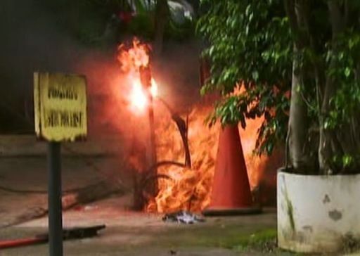 Explosiones en calle Uruguay por trabajos en cables de alta tensión