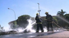 Protestan en estadio de Brasilia antes del inicio de Confederaciones