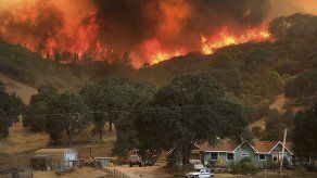 Condiciones climáticas agravan incendios en California