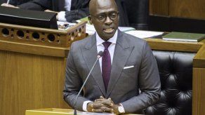 Dimite el ministro de Interior sudafricano involucrado en un escándalo sexual