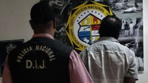 Policía Nacional. Unidad de la DIJ con el detenido por fraude Policía Nacional. Unidad de la DIJ con el detenido por fraude