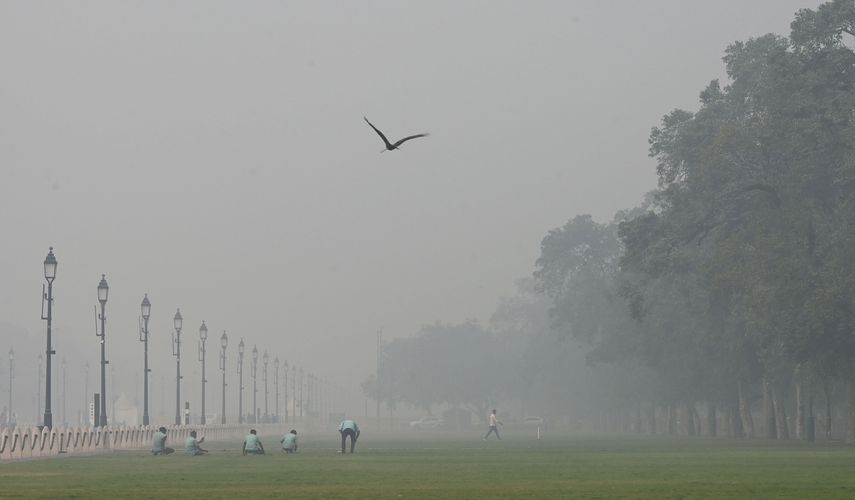 La niebla contaminante envolvía monumentos y edificios altos tanto en Nueva Delhi como en sus inmediaciones.