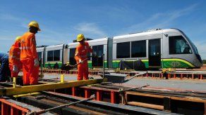 El Gobierno francés llama de nuevo a sindicatos a cesar la huelga de trenes