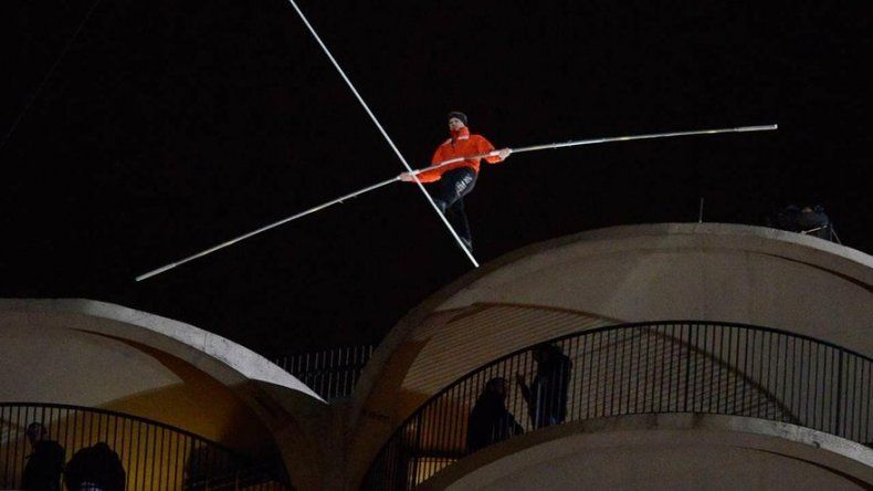 Equilibrista bate 2 récords al ir de un rascacielos a otro con ojos vendados