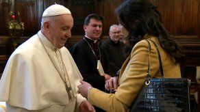 El papa Francisco evita que le besen el anillo por higiene El papa Francisco evita que le besen el anillo por higiene