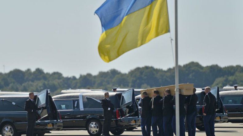 Sale hacia Holanda un avión con víctimas del MH17