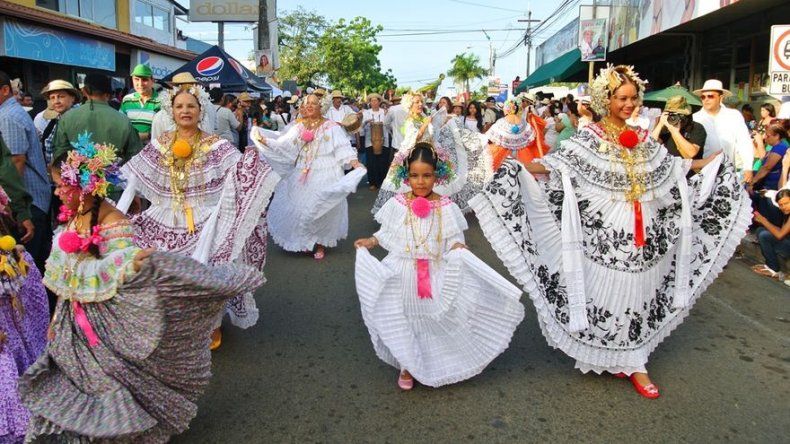 Lujo y elegancia en 4to desfile de Las Mil Polleras en Las Tablas