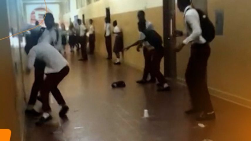 Adolescentes enfrentan cargos por tentativa de homicidio tras pelea en el Colegio José Guardia Vega.