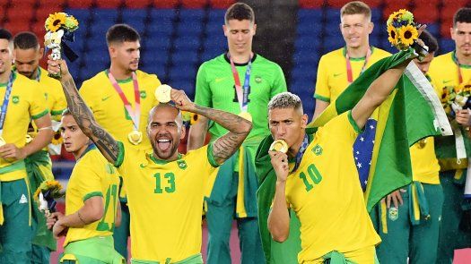Dani Alves celebra el oro en Tokio 2020 con Brasil