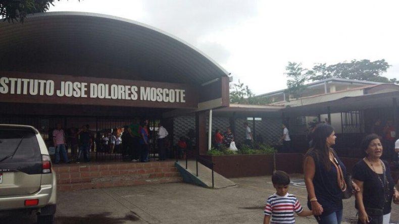 Docentes y administrativos del José Dolores Moscote decretan paro militante