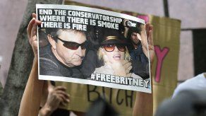 Afiches de fanáticos de Britney Spears, quienes se mantienen en la parte exterior del juzgado de Los Ángeles.