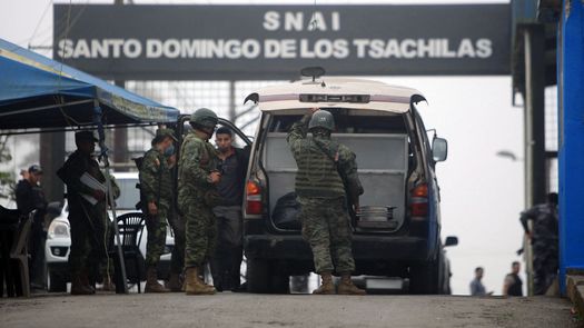 Familiares de las víctimas se concentraron el martes en las afueras del servicio policial de Medicina Legal en Santo Domingo a la espera de la identificación de las víctimas.