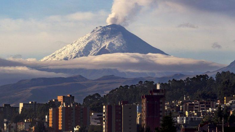 Volcán próximo a Quito expulsa columna de ceniza de 2 km de altura