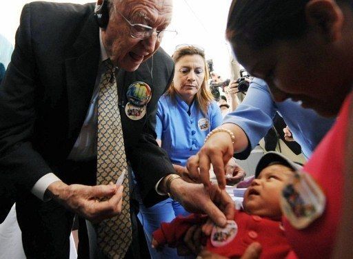 En Honduras lanzan campaña de vacunación junto a Bill Gates