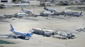 Hombre corre suelto en pista de aeropuerto de Los Ángeles