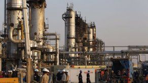 Periodistas visitan planta petrolera saudí dañada