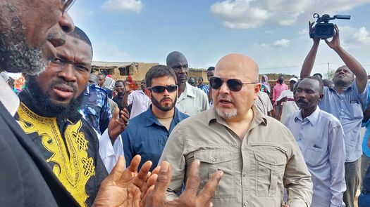 El fiscal jefe de la CPI, Karim Khan, visita el campamento de Kalma para desplazados internos en Nyala, la capital de Darfur del Sur.