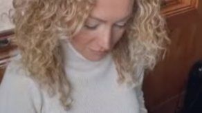 Erika Ender toca fragmento de canción de Richard Clayderman