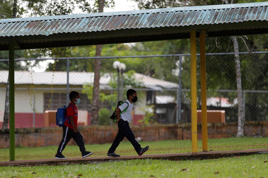 El epidemiólogo Rebollón aconsejó regresar a las escuelas ahora que la pandemia del COVID-19 está en su punto más bajo.