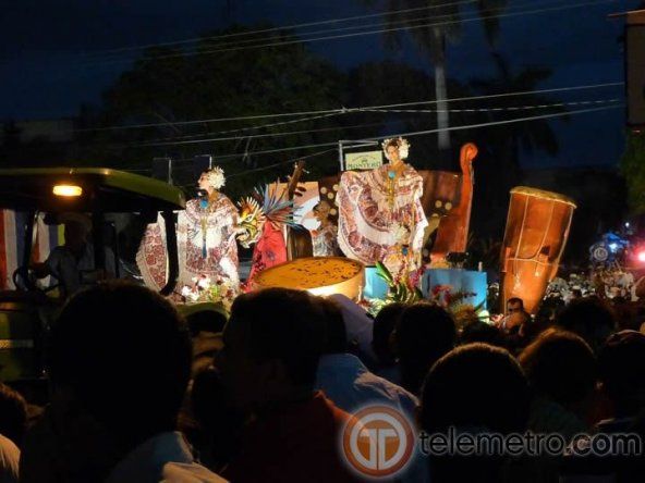 Desfile de las Mil Polleras