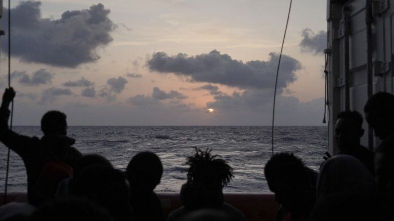 Europa: Barco con 182 migrantes espera permiso para atracar