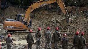 Los expertos atribuyen este tipo de tragedias a una combinación de fuertes lluvias y a la construcción de grandes barriadas con viviendas precarias en escarpadas zonas de riesgo.