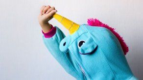 Hombre disfrazado de unicornio roba tienda en EEUU