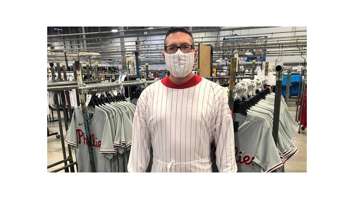 Suspenden producción de uniformes de Grandes Ligas para fabricar material médico