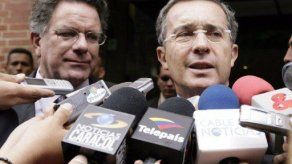 Juez colombiano ordena captura del comisionado de paz de Uribe