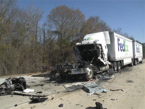 Video: Aparatoso accidente vial deja 4 muertos en EEUU