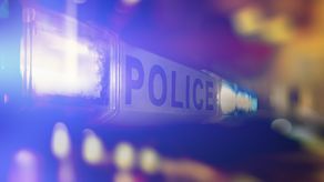 La policía publicó imágenes de vigilancia con la esperanza de identificar al agresor.