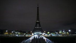 La Torre Eiffel vuelve a cerrar hoy para adaptar su dispositivo de seguridad