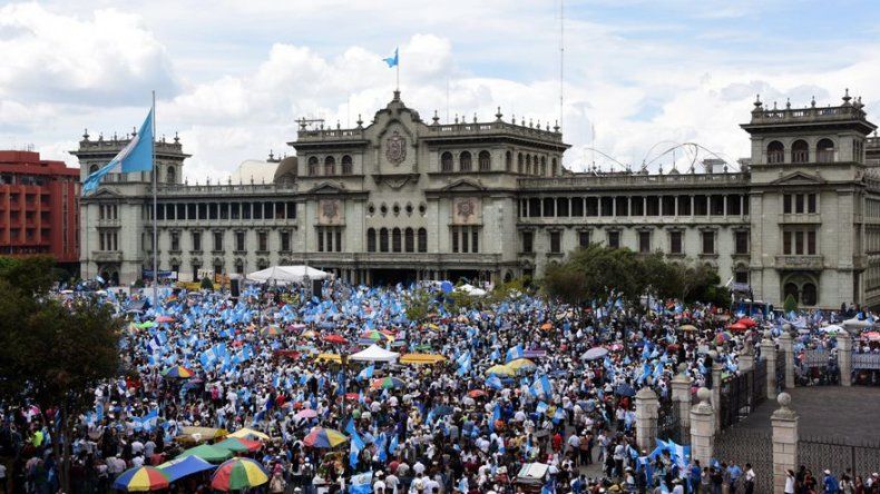 Multitudinaria y ensordecedora marcha exige renuncia al presidente Guatemala