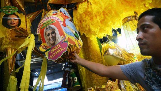 Perú: Piñatas de modelo acusada de racismo arderán en Nochevieja