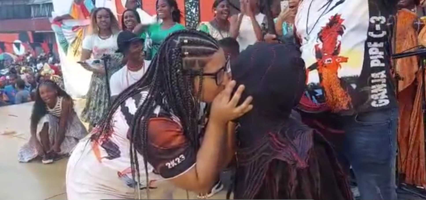 El gran beso luego del SÍ.