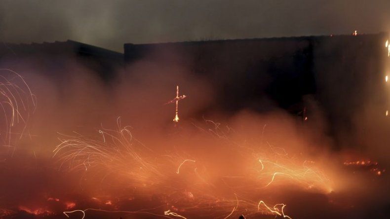 Arde durante el desalojo gran parte del campamento de Calais