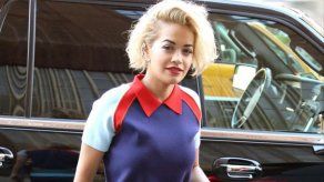 Rita Ora aprende francés con 50 sombras de Grey