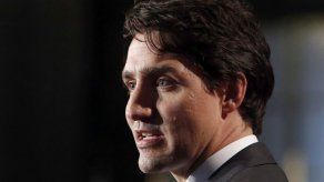 Oposición acusa a Trudeau de darle un codazo a legisladora