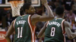Knight sella la victoria de Bucks en regreso de Kidd a Nueva York
