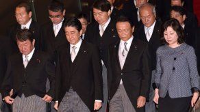 El primer ministro japonés reorganiza el gobierno en un intento de recuperar la confianza